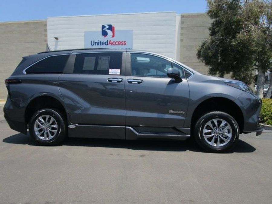 New 2025 Toyota Sienna Hybrid XLE Plus - BraunAbility Side Entry Entry In Floor Automatic Ramp