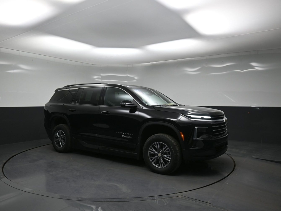 Black Chevrolet Traverse image number 16