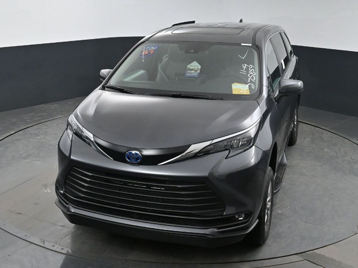 Grey Toyota Sienna image number 17