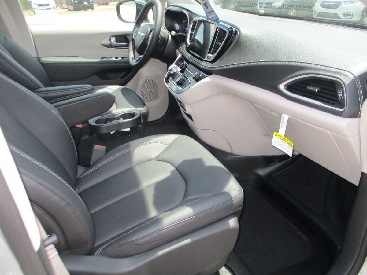 Silver Chrysler Pacifica image number 10