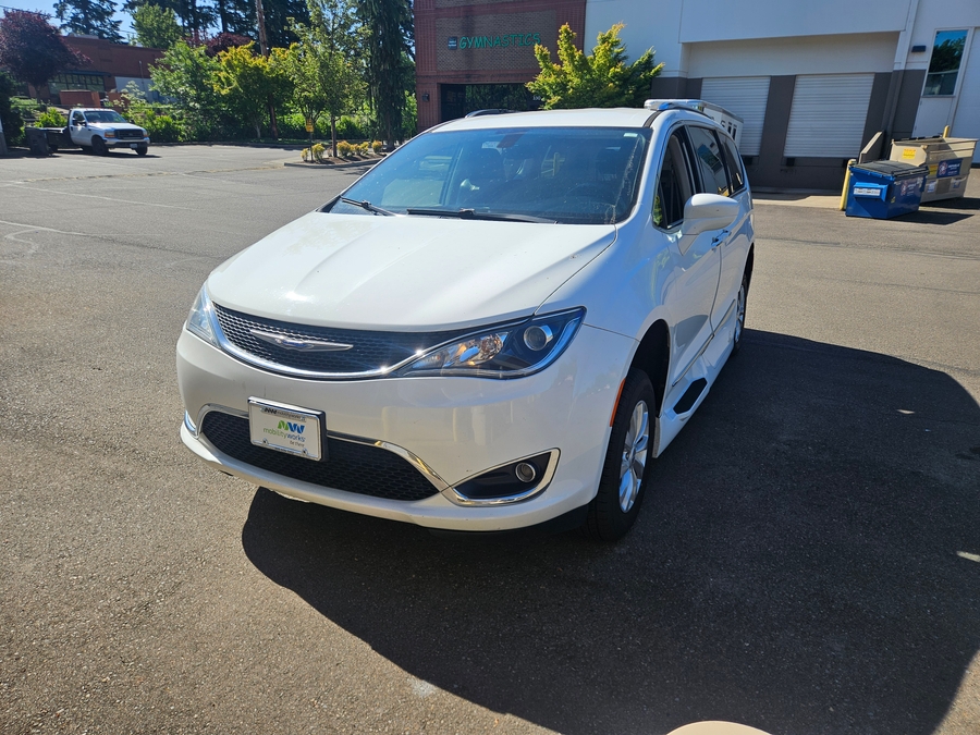 White Chrysler Pacifica image number 1