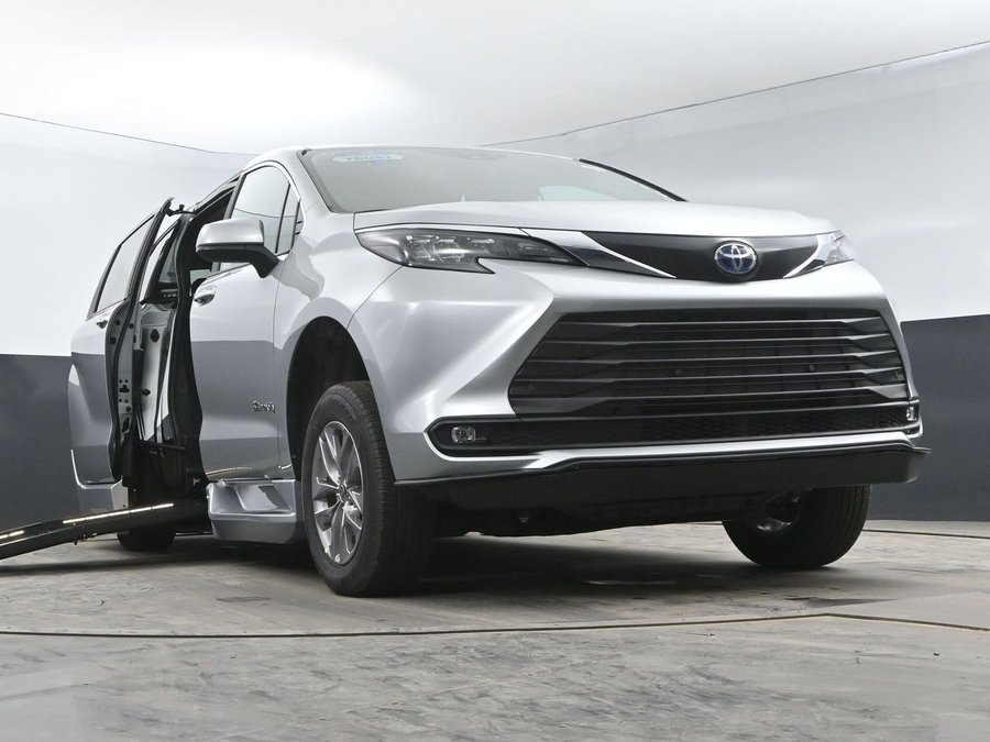 New 2025 Toyota Sienna Hybrid XLE Base - BraunAbility Side Entry Entry Fold Out Automatic Ramp