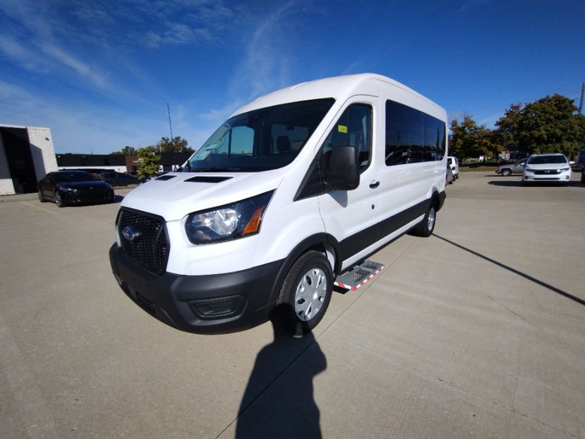 White Ford T350 image number 2