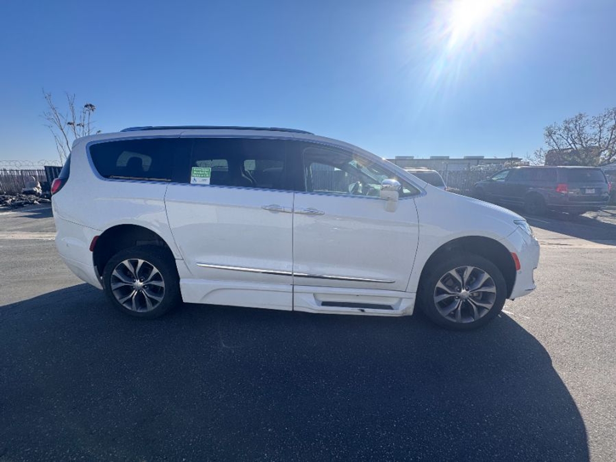 2018 CHRYSLER PACIFICA - Image 1