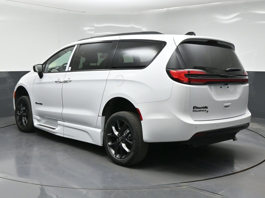 White Chrysler Pacifica image number 2