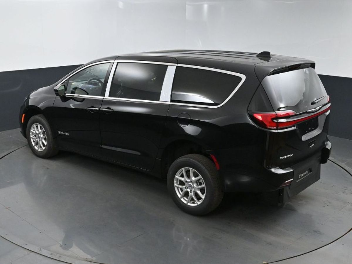 Black Chrysler Pacifica image number 12