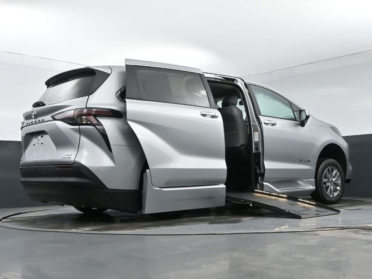 Silver Toyota Sienna image number 18