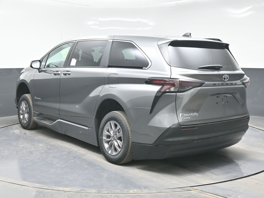 New 2026 Toyota Sienna Hybrid LE - BraunAbility Side Entry Fold Out Automatic Ramp