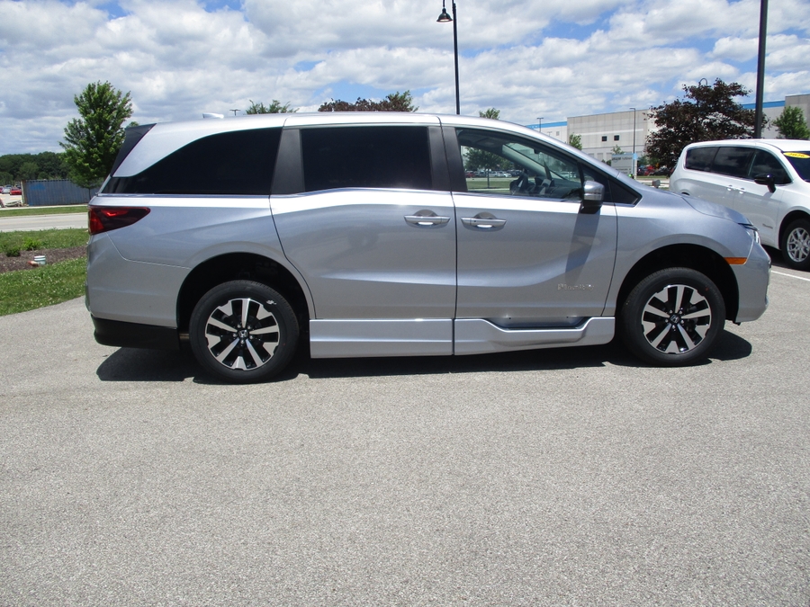Silver Honda Odyssey image number 2
