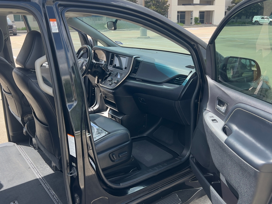 Used 2015 Toyota Sienna SE - BraunAbility Side Entry Entry In Floor Automatic Ramp