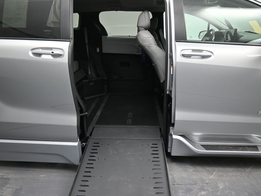 New 2025 Toyota Sienna Hybrid XLE Plus - BraunAbility Side Entry Entry In Floor Automatic Ramp