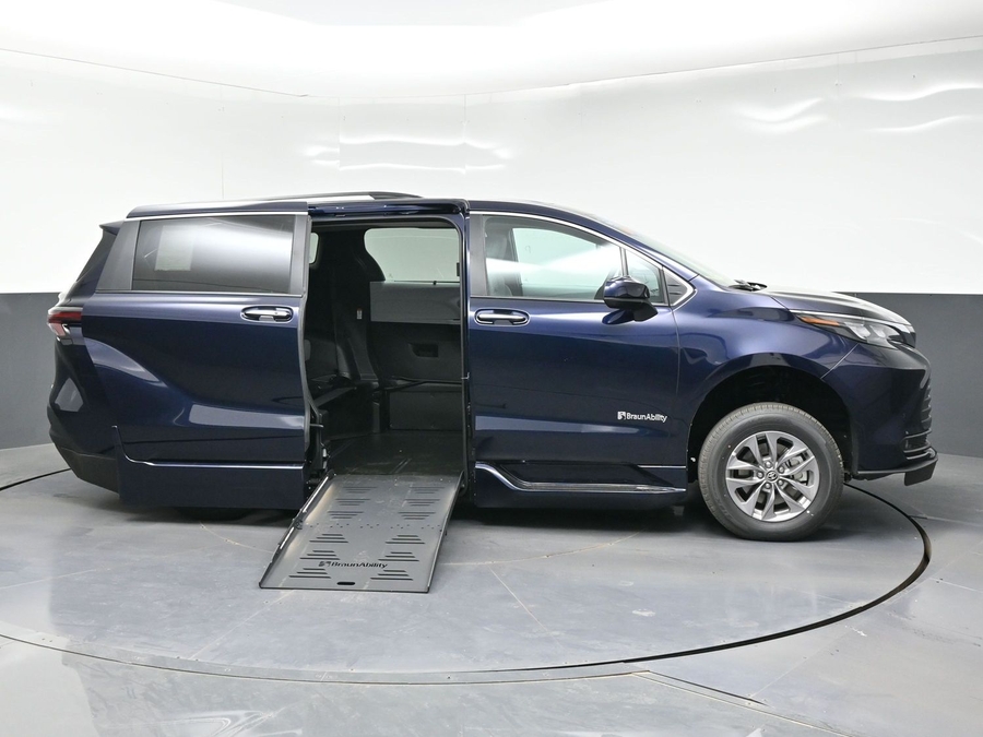 New 2026 Toyota Sienna Hybrid XLE Base - BraunAbility Side Entry Fold Out Automatic Ramp