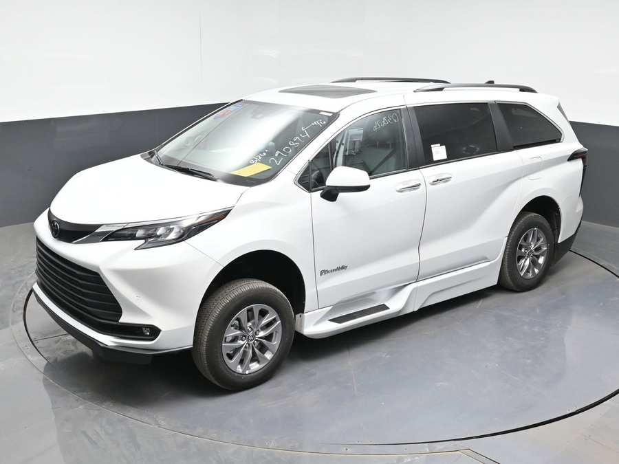 New 2026 Toyota Sienna Hybrid XLE Base - BraunAbility Side Entry Entry In Floor Automatic Ramp