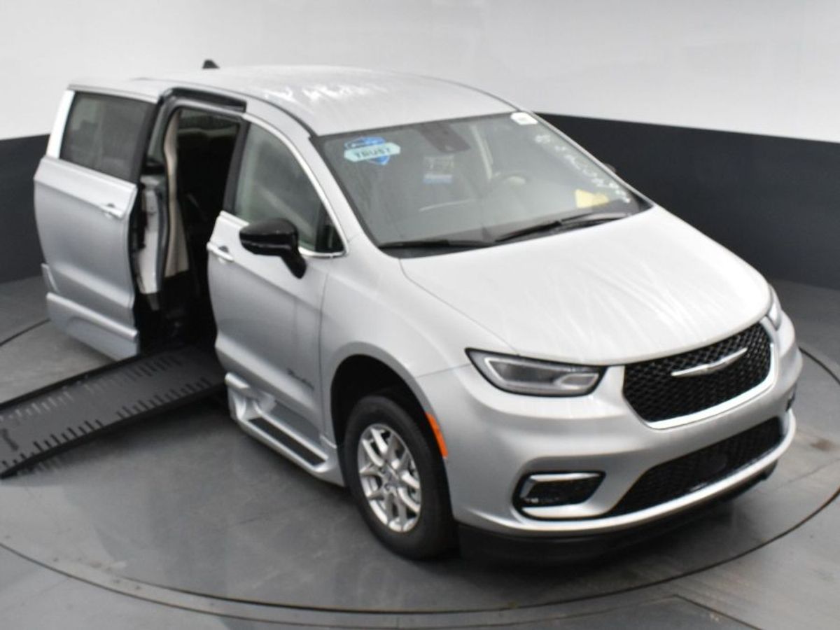 Silver Chrysler Pacifica image number 14