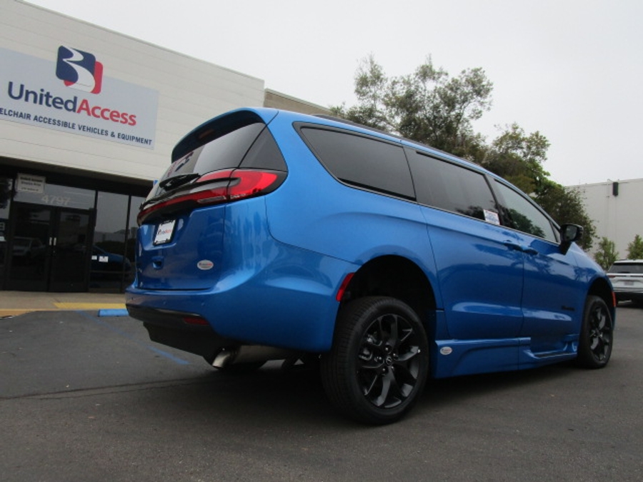 New 2026 Chrysler Pacifica Select Sport - BraunAbility Side Entry Fold Out Automatic Ramp