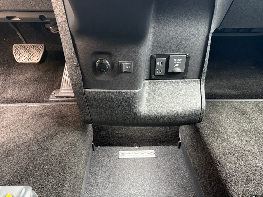 New 2025 Toyota Sienna Hybrid Platinum AWD - VMI Side Entry Entry In Floor Automatic Ramp