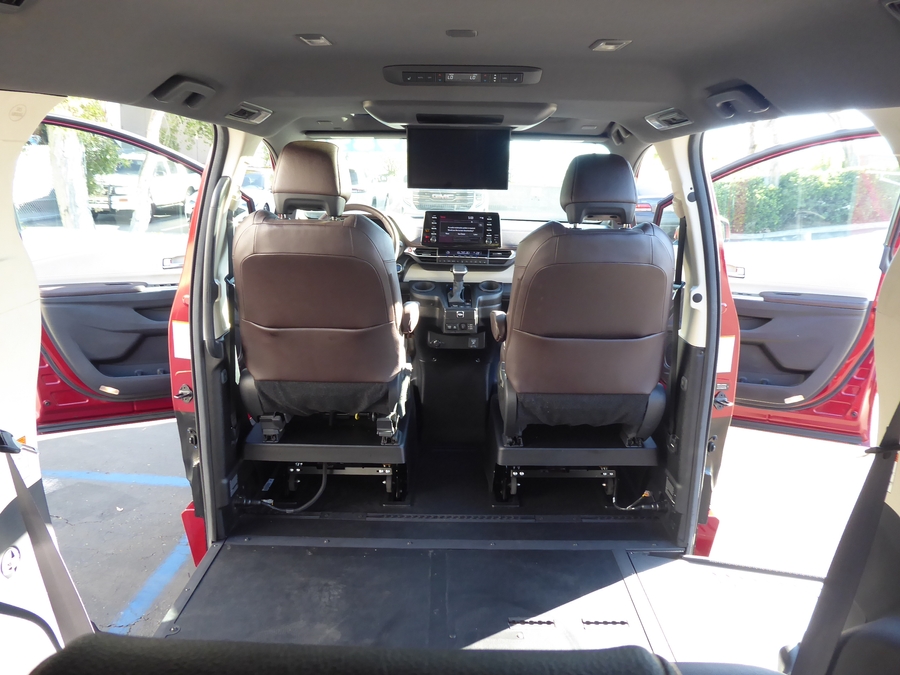 Used 2024 Toyota Sienna Hybrid Platinum - BraunAbility Side Entry In Floor Automatic Ramp