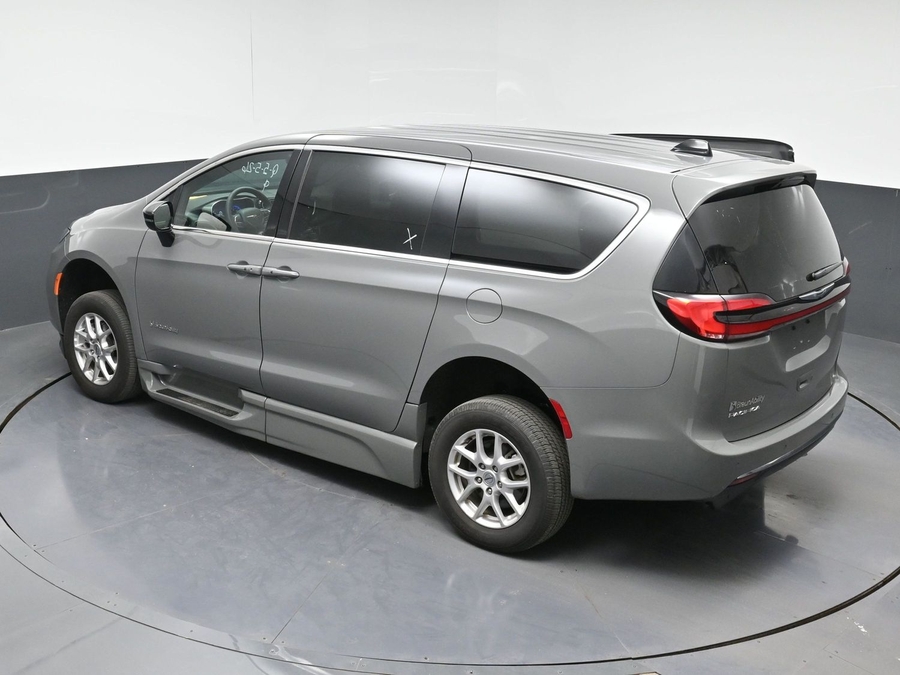 Used 2025 Chrysler Pacifica Select - BraunAbility Side Entry Entry Fold Out Automatic Ramp