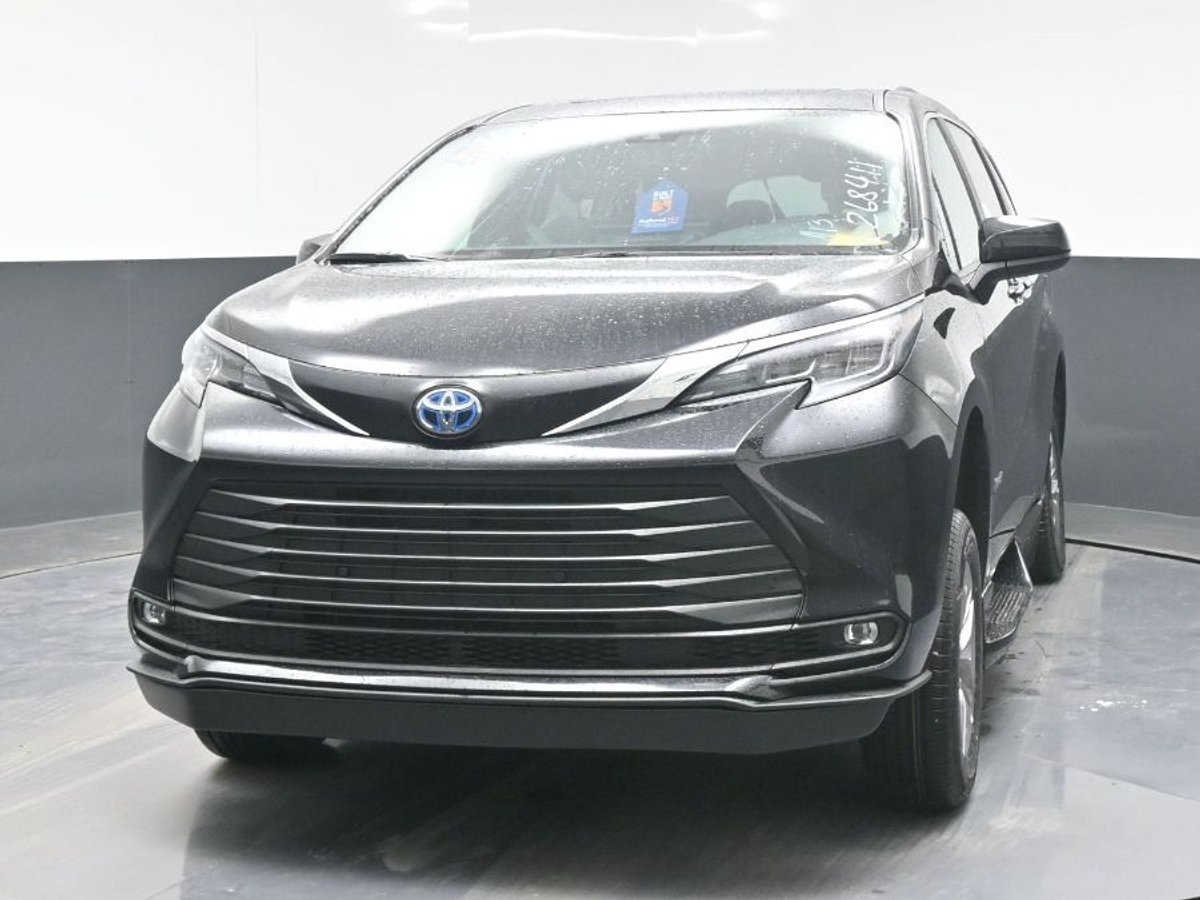 Black Toyota Sienna image number 12