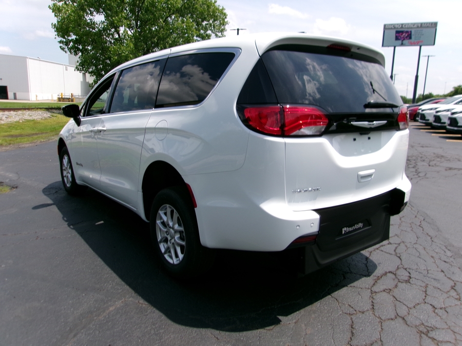White Chrysler Voyager image number 18