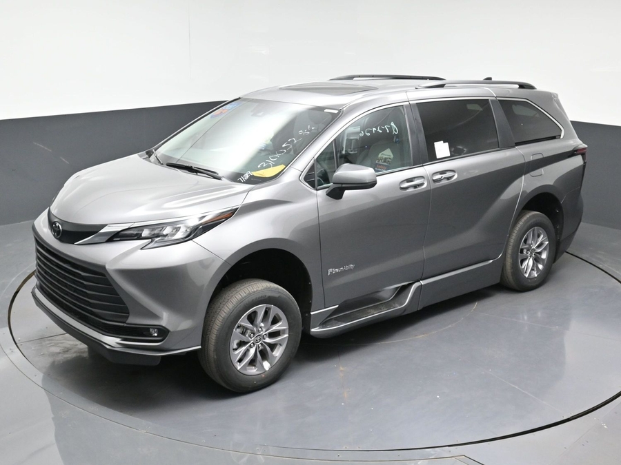 New 2026 Toyota Sienna Hybrid XLE Base - BraunAbility Side Entry Fold Out Automatic Ramp