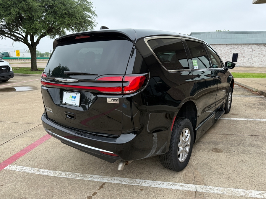Black Chrysler Pacifica image number 5