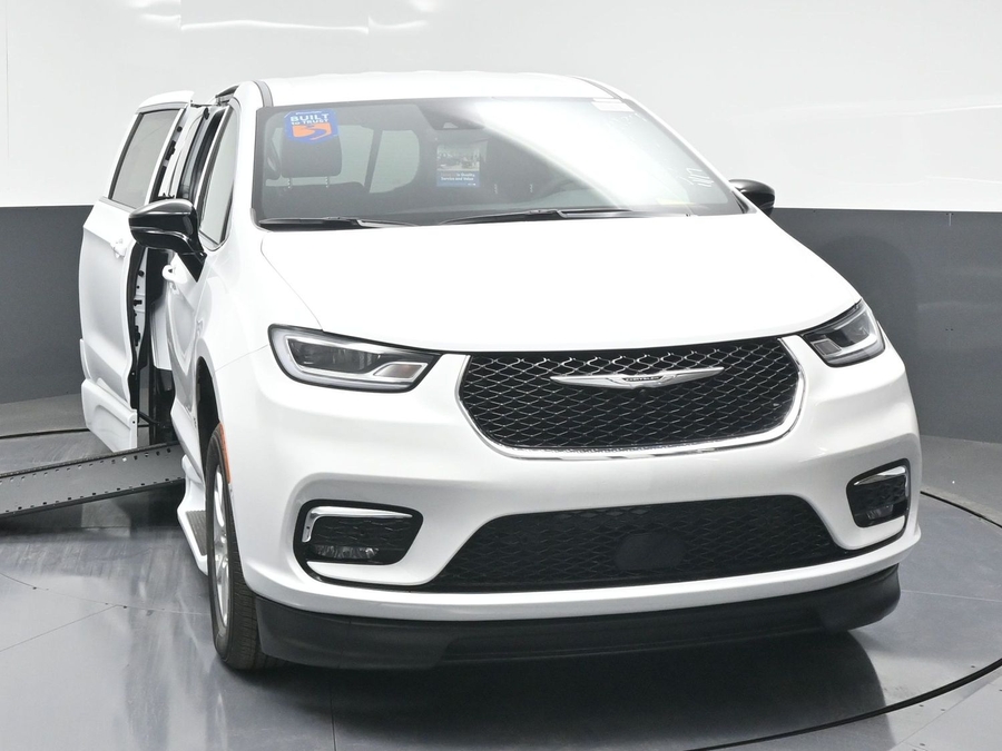 New 2025 Chrysler Pacifica Select Safety - BraunAbility Side Entry Entry In Floor Automatic Ramp