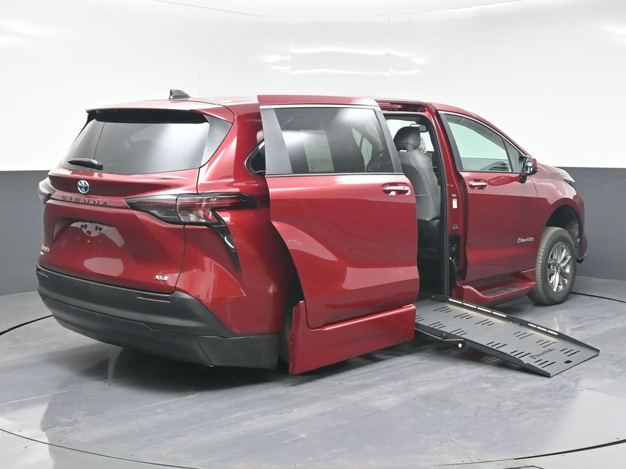 New 2025 Toyota Sienna Hybrid XLE Base - BraunAbility Side Entry Entry Fold Out Automatic Ramp