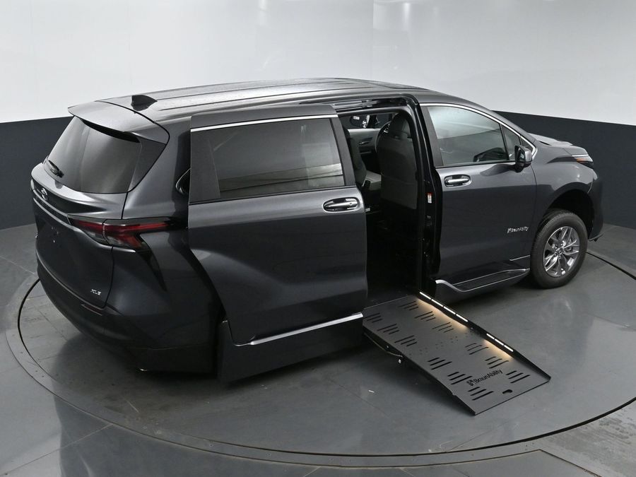 New 2025 Toyota Sienna Hybrid XLE Base - BraunAbility Side Entry Entry Fold Out Automatic Ramp