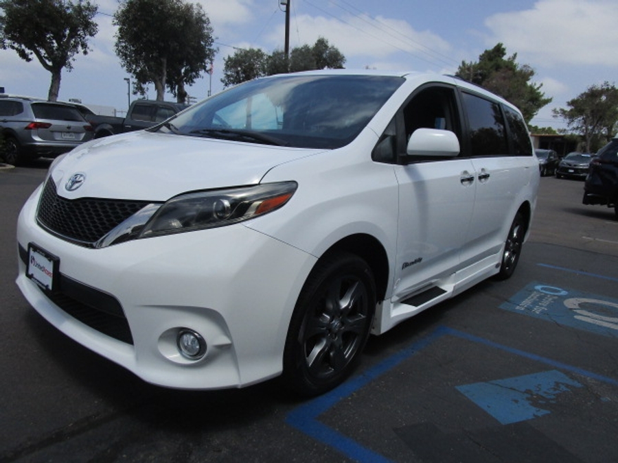 Used 2017 Toyota Sienna SE - BraunAbility Side Entry Entry In Floor Automatic Ramp