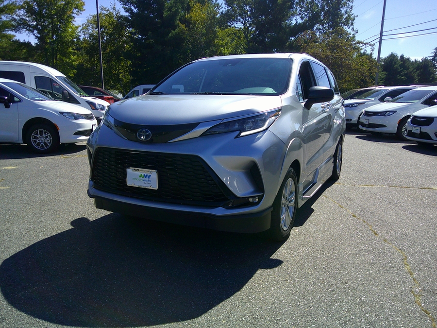  Toyota Sienna image number 5