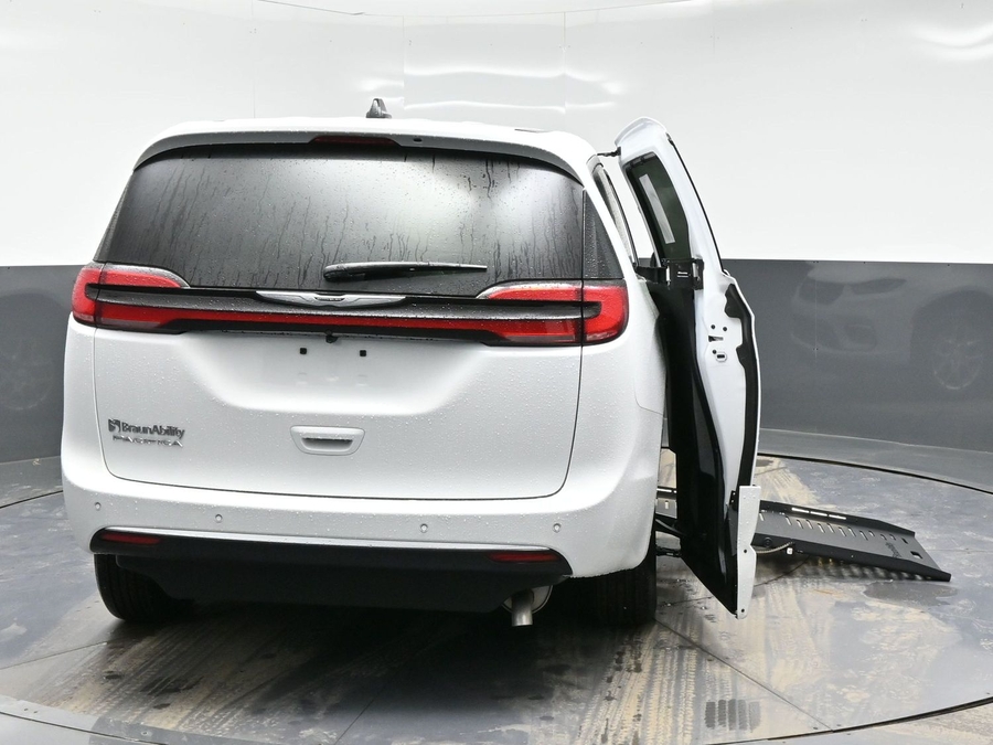 White Chrysler Pacifica image number 5