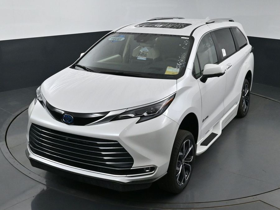 New 2025 Toyota Sienna Hybrid Platinum - BraunAbility Side Entry Entry In Floor Automatic Ramp