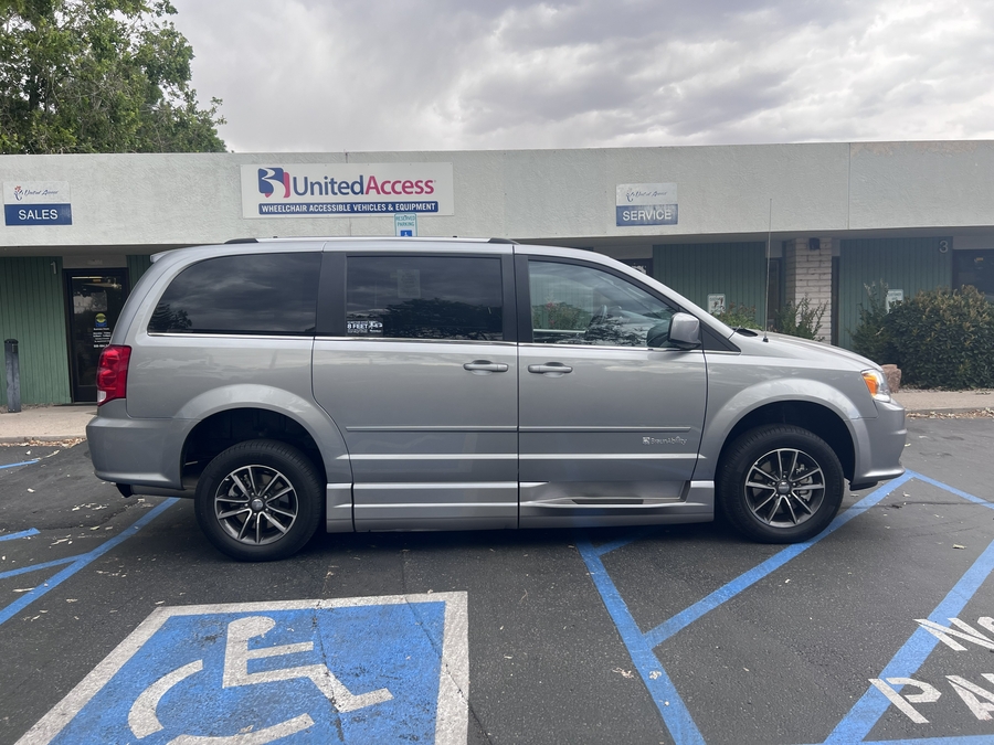 Used 2017 Dodge Grand Caravan SXT - BraunAbility Side Entry Entry Fold Out Automatic Ramp