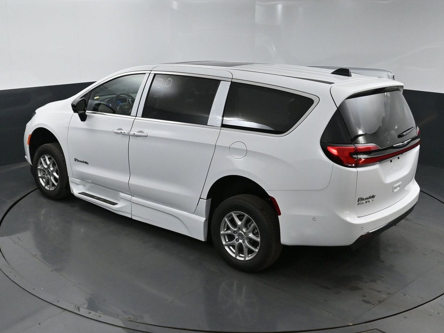 New 2025 Chrysler Pacifica SELECT PLUS - BraunAbility Side Entry Entry In Floor Automatic Ramp