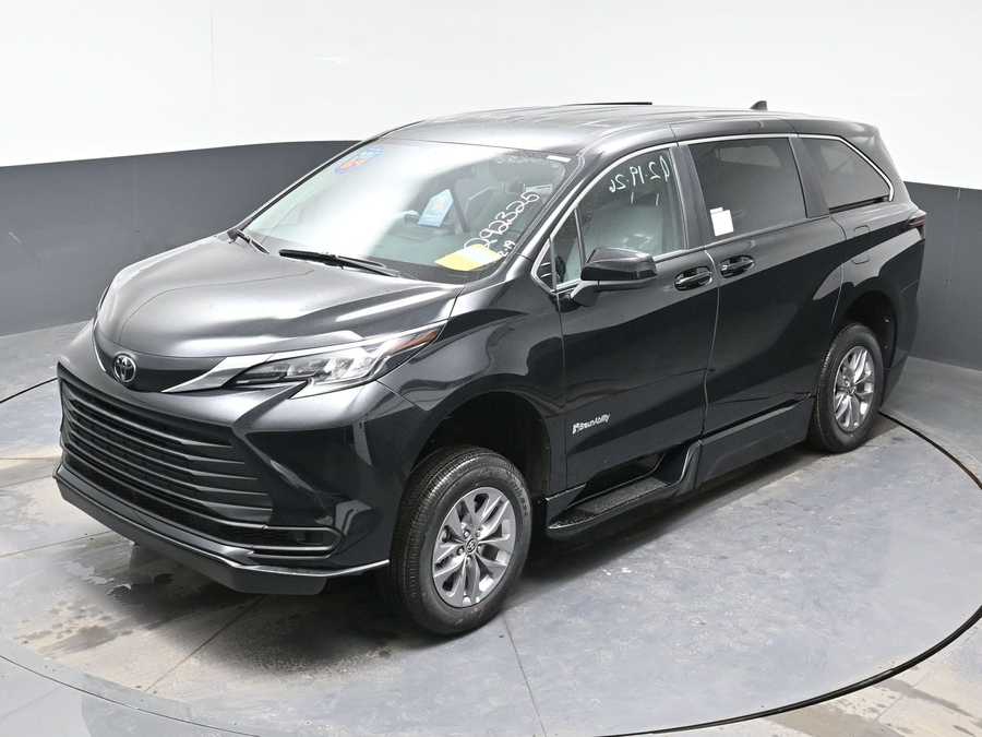 Black Toyota Sienna image number 23