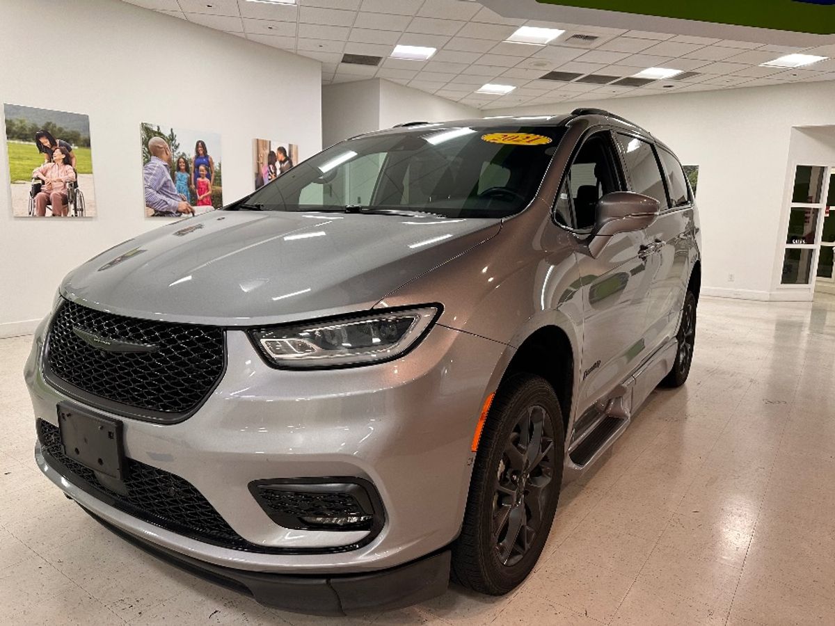 2021 Chrysler Pacifica Touring L's photo