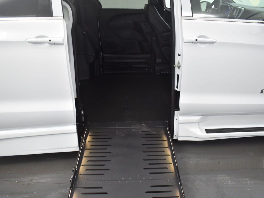 New 2025 Chrysler Pacifica Select Safety - BraunAbility Side Entry Entry Fold Out Automatic Ramp