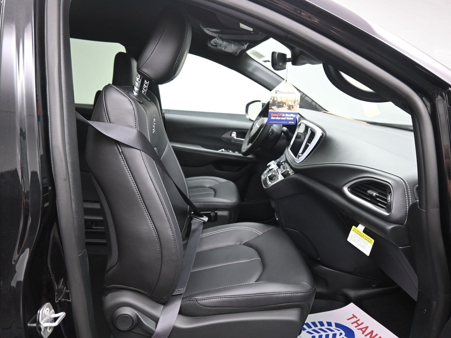 Black Chrysler Pacifica image number 8