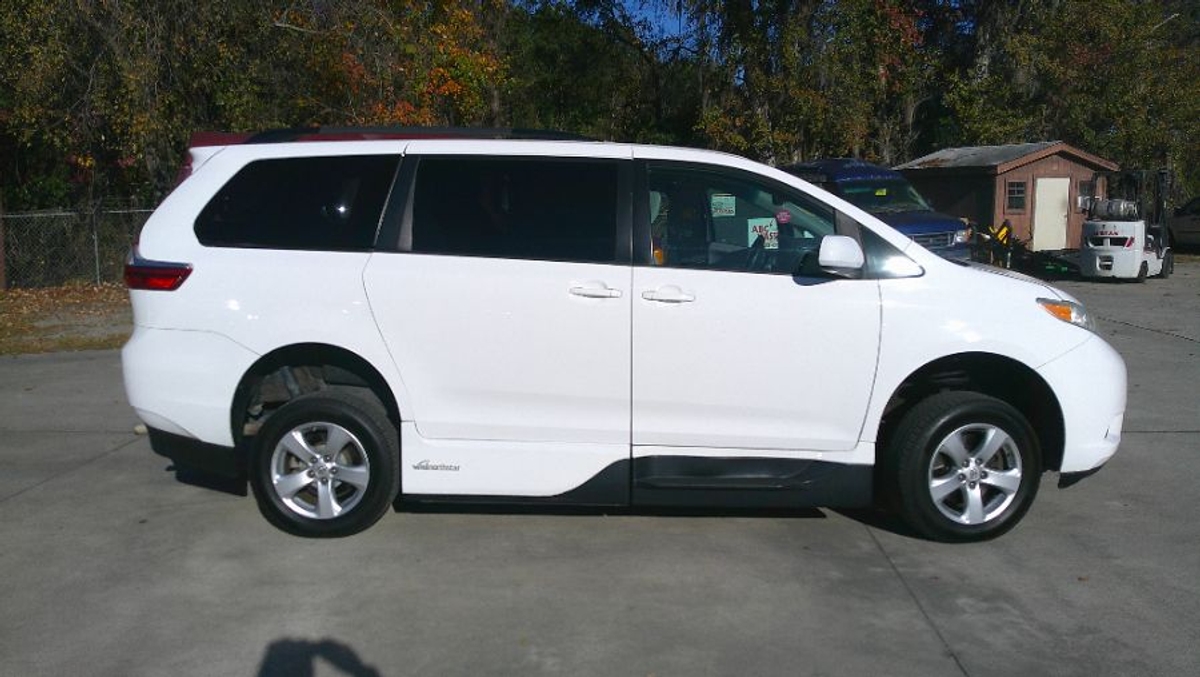 2017 TOYOTA SIENNA - Image 7