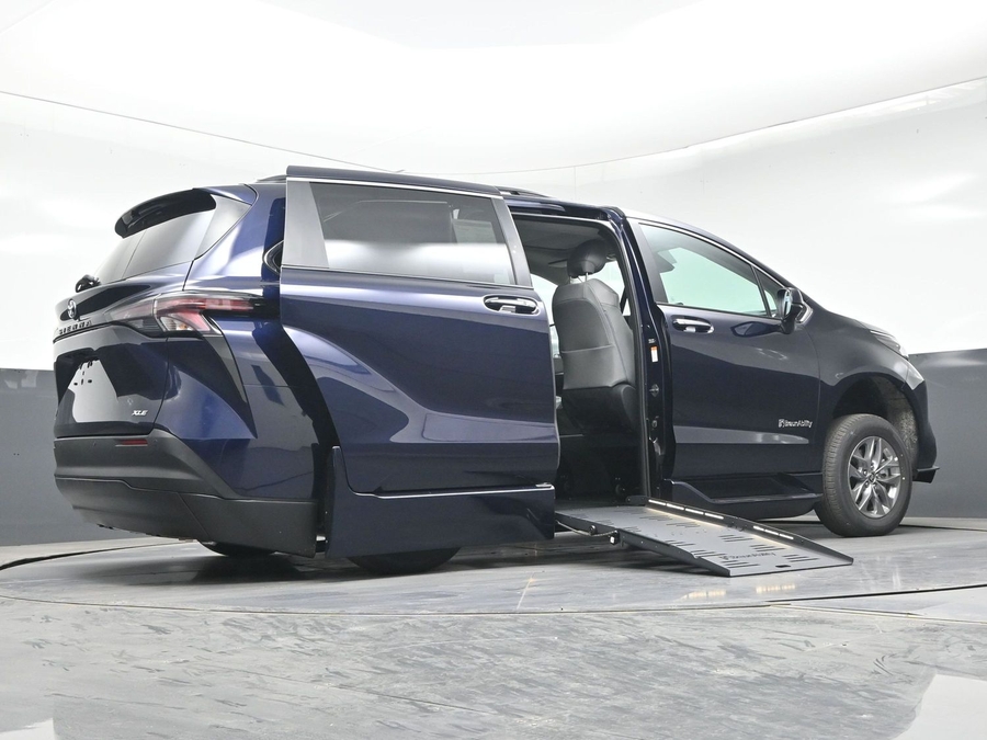 New 2026 Toyota Sienna Hybrid XLE Base - BraunAbility Side Entry Entry Fold Out Automatic Ramp