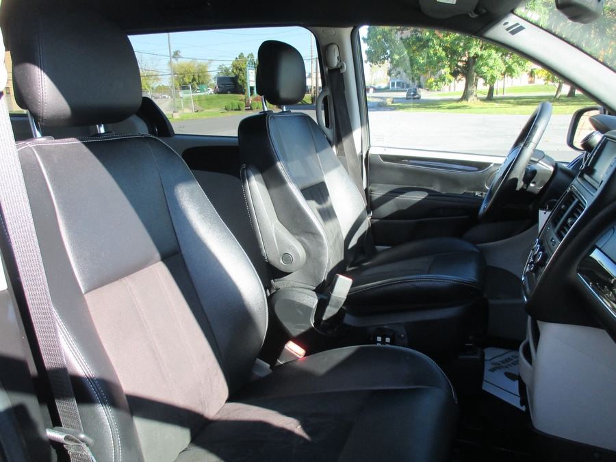 Grey Dodge Grand Caravan image number 18