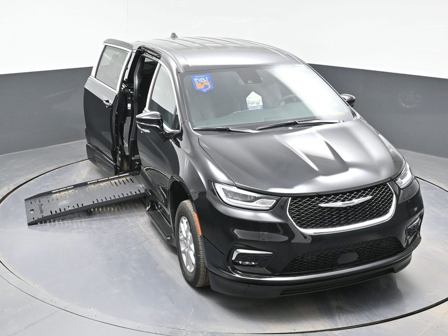 Black Chrysler Pacifica image number 22