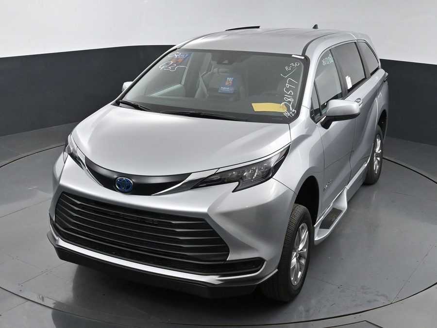 New 2025 Toyota Sienna Hybrid LE - BraunAbility Side Entry Entry Fold Out Automatic Ramp