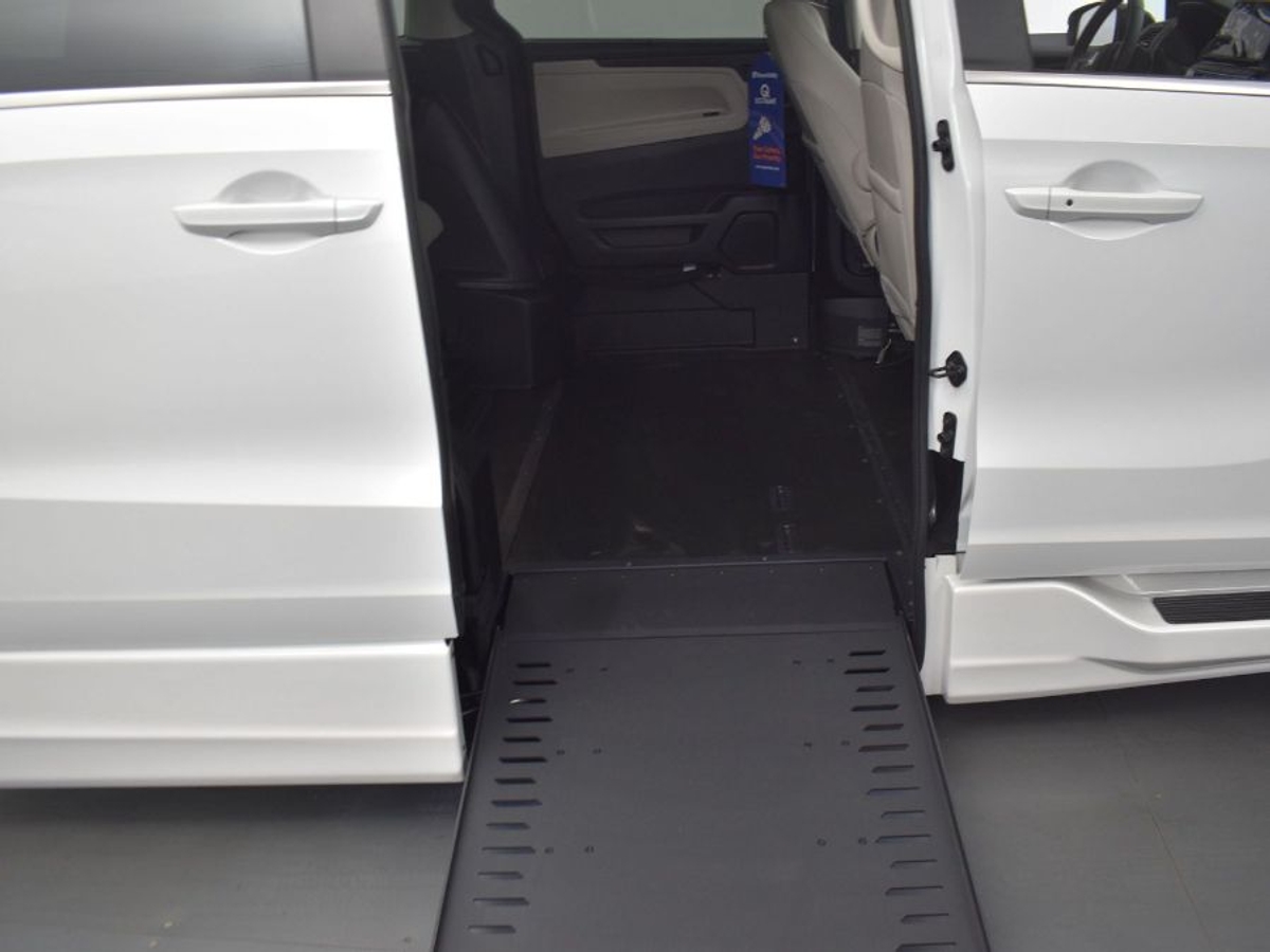 White Honda Odyssey image number 11