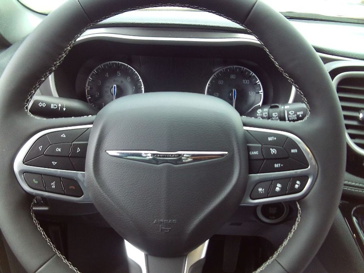 2025 CHRYSLER PACIFICA - Image 12