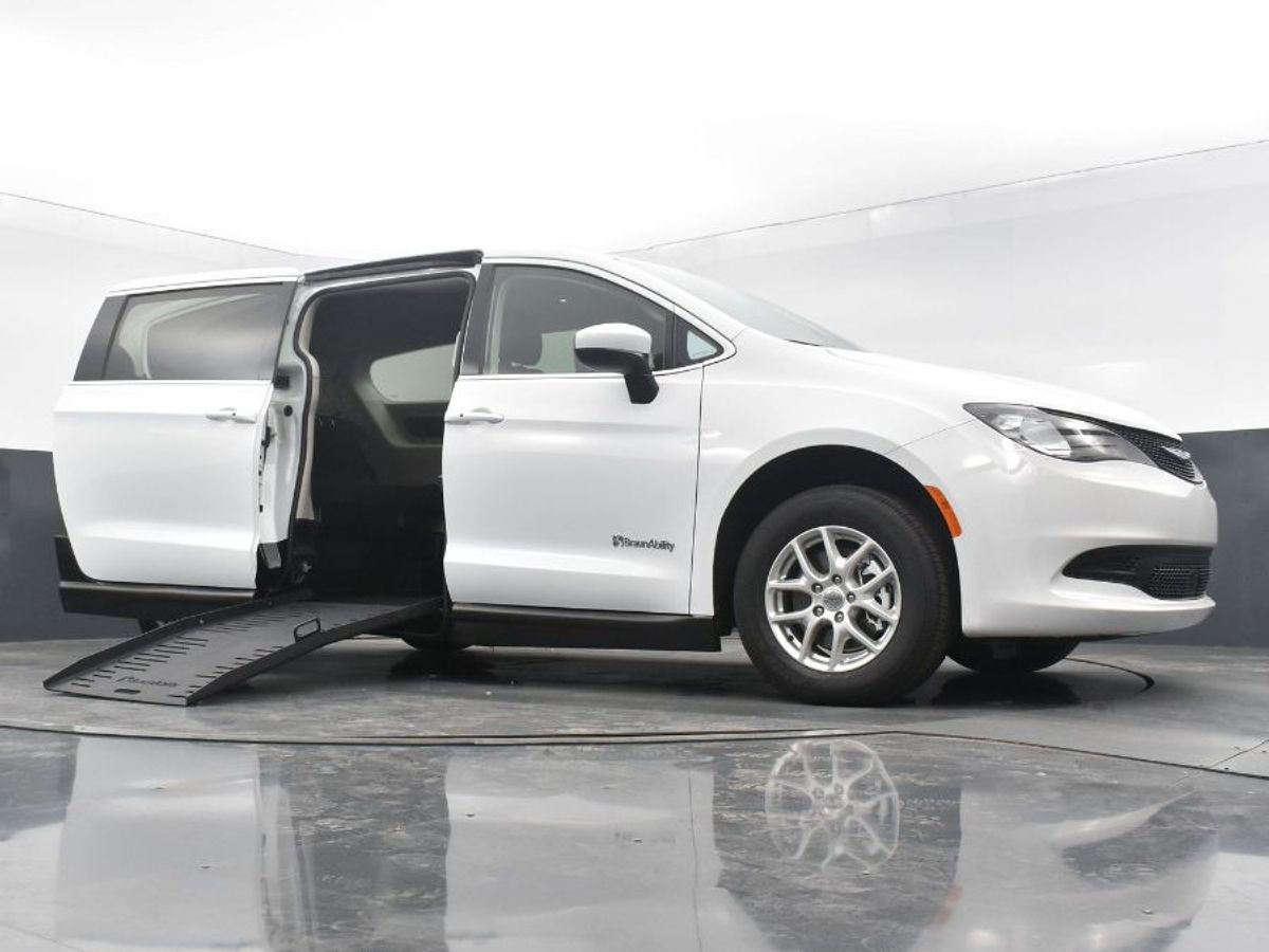White Chrysler Voyager image number 21