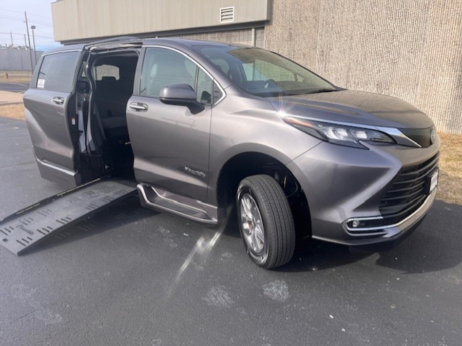 Used 2024 Toyota Sienna Hybrid XLE Plus - BraunAbility Side Entry Entry Fold Out Automatic Ramp