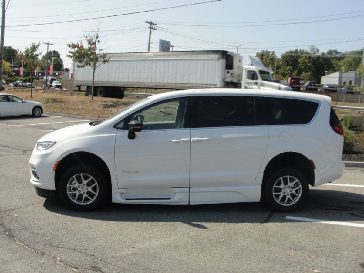 White Chrysler Pacifica image number 4