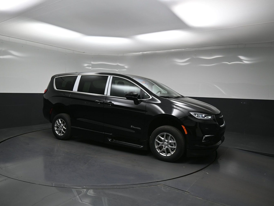 Black Chrysler Pacifica image number 15
